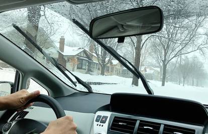 Kako voziti po snijegu i ledu te što pomaže da se auto ne zaledi