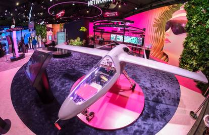 DT na MWC-u predstavio leteće bazne stanice i AI telefon,  preko satelita na Pixel poslali  SMS