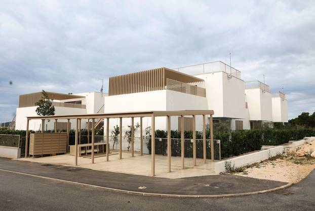 Šibenik: Novoizgrađene vile na plaži Rezalište u Brodarici