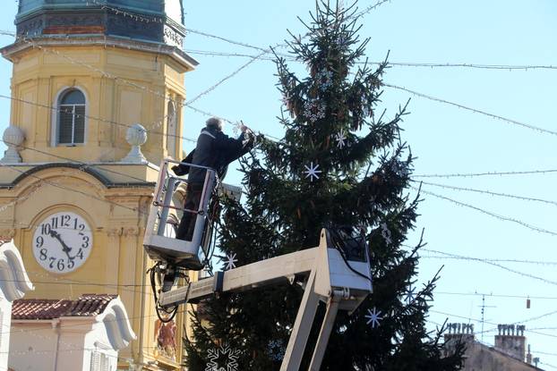 Rijeka: Stavljanje ukrasa na jelku na Korzu.