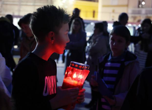 Šibenik: Na Trgu palih branitelja Domovinskog rata zapaljene su svije?e za Vukovar 