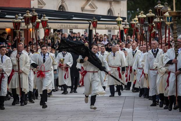 Završena procesija Za križen na Jelsi 