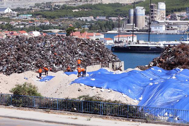 Split: Radnici pokrivaju rasuti teret u Sjevernoj luci koji vjetar raznosi po okolnim naseljima