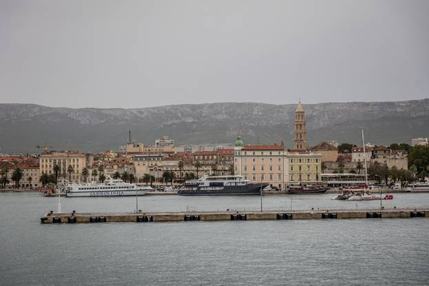 Split: Koncert u čast Oliveru Dragojeviću  na trajektu za Velu Luku