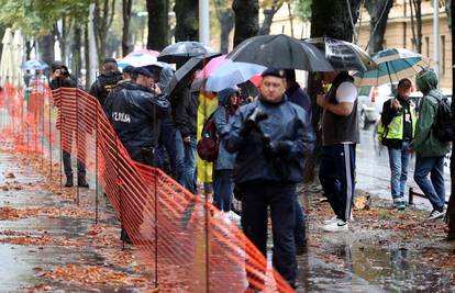 Napeto ispred suda: Policija je Franciškovićevim sljedbenicima našla nož i suzavac, priveli pet