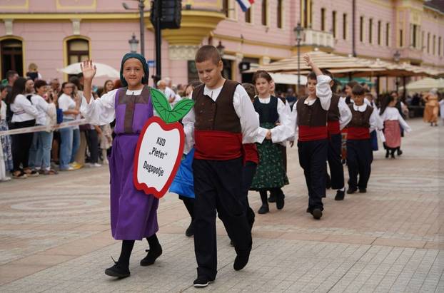 Dječje vinkovačke jeseni: Spoj folklora i slavonskih pjesama