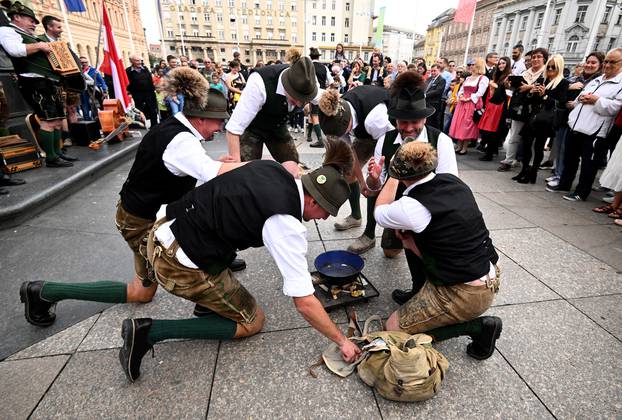 Zagreb: Folklorna skupina iz Austrije zabavljala prolaznike na glavnom gradskom Trgu