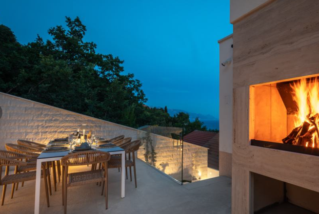 FOTO Luksuz na razini: Nova i moderna vila s infinity bazenom mami poglede u Omišu