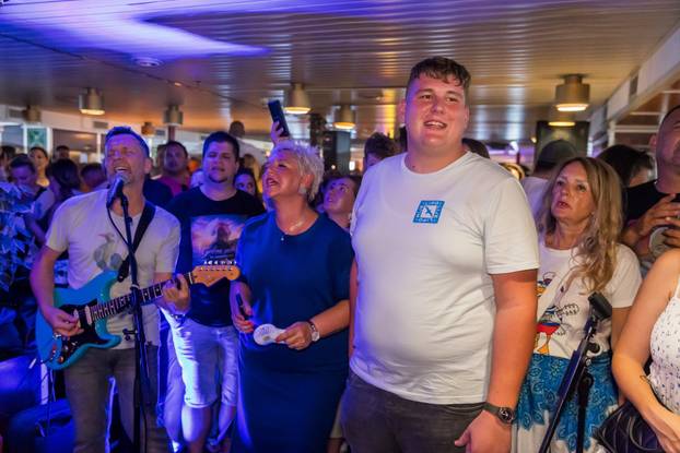 Split: Atmosfera na trajektu koji vozi na koncert Trag u beskraju