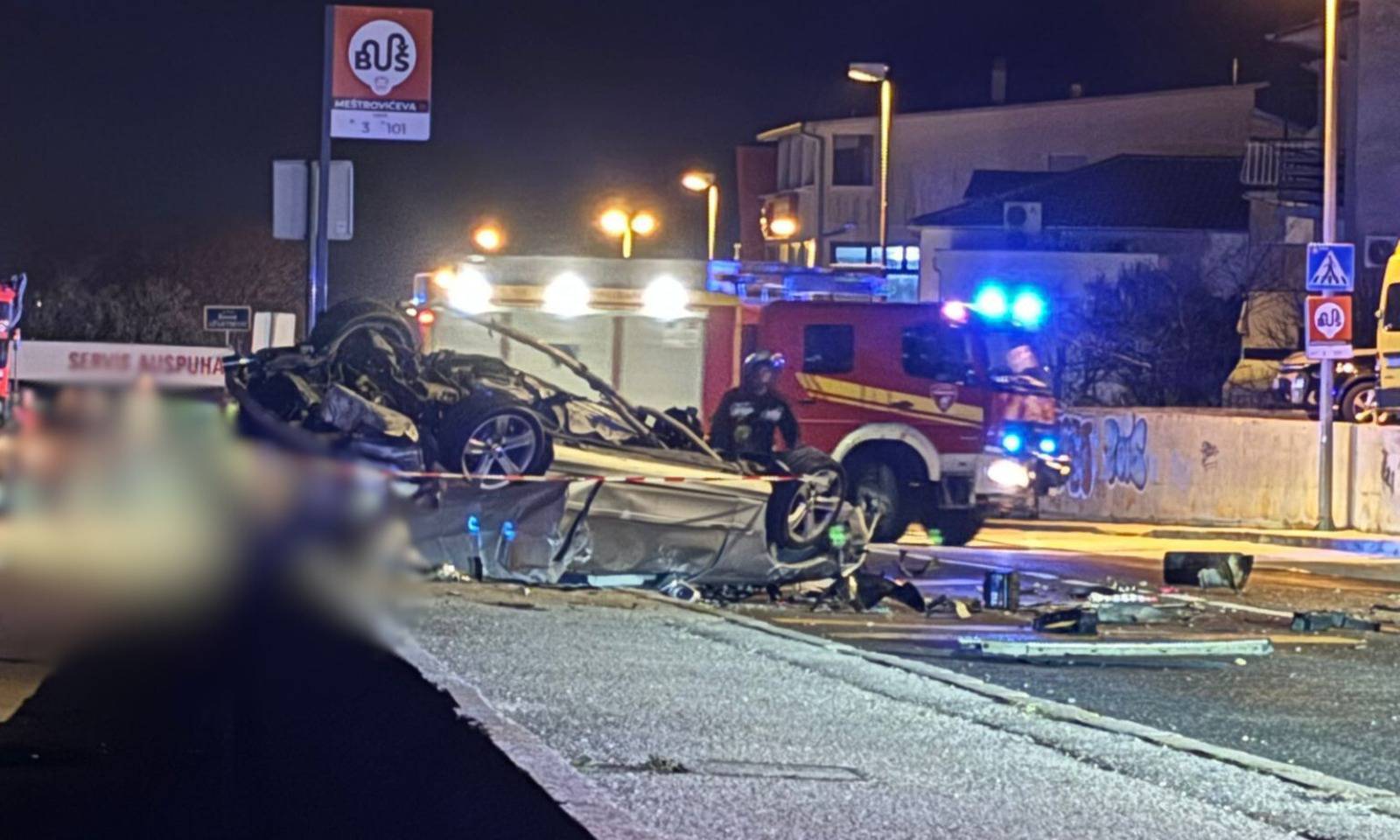 FOTO Teška nesreća u Šibeniku: 'Auto se zabio u zid i prevrnuo'