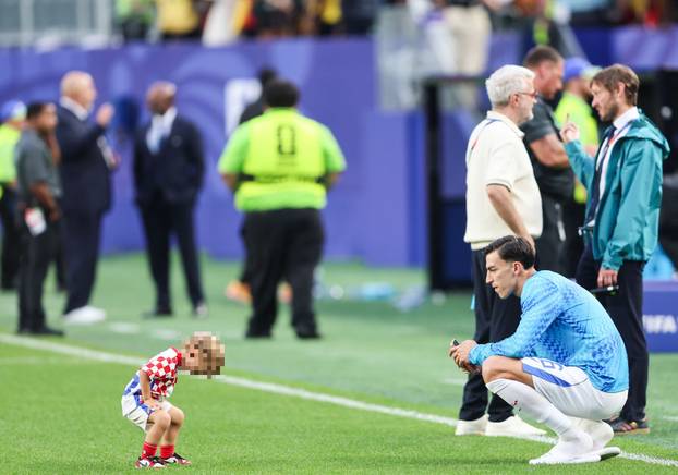 Dirljive scene nakon pobjede: 'Vatreni' as ljubio sina, Modrić čestitao, Luka Sučić sa sestrama