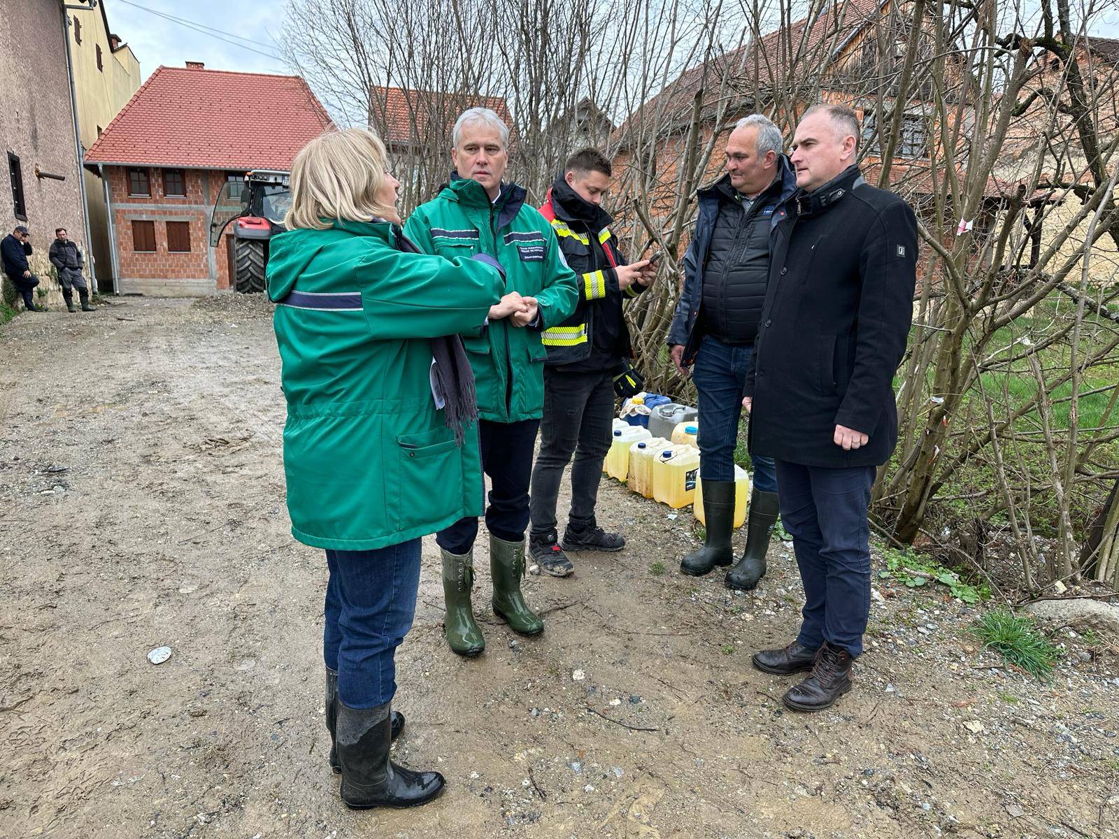 VIDEO U Hrvatskoj Kostajnici za obranu od poplava prije trebali 500 ljudi, 20 'diglo' novi sustav