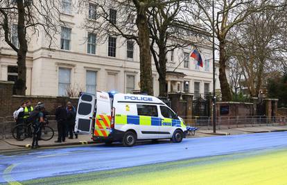 Četvero ljudi oslikali ukrajinsku zastavu u Londonu kod ruskog veleposlanstva: Uhitili su ih