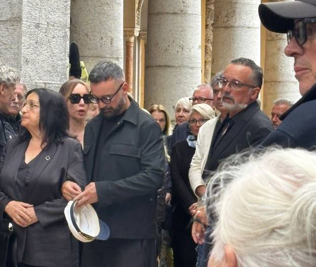FOTO Emotivni prizori: Shrvani Tony i Matteo Cetinski podrška su majci na ispraćaju oca Mirka