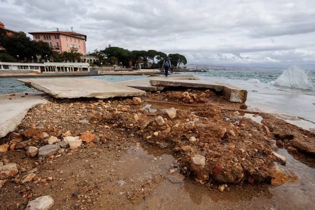 Opatija: Olujno jugo i valovi razbili betonski dio kupališta