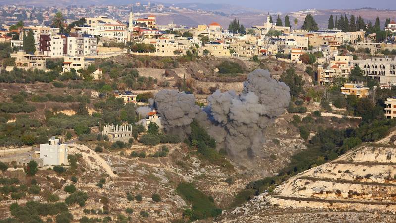 Izrael napadel cilje v Libanonu, ubil pripadnike Hezbolaha in ranil šolarje