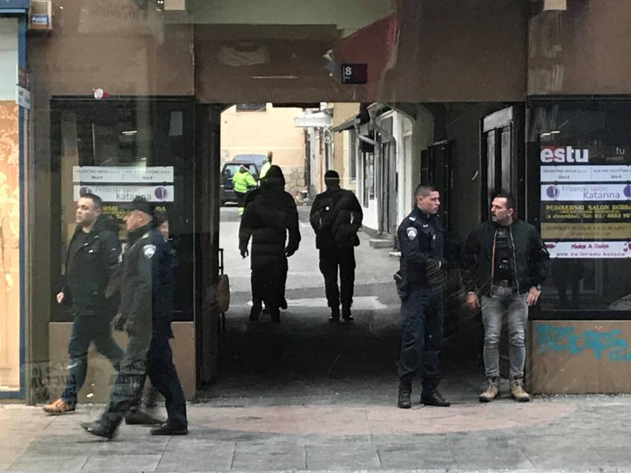 Muškarci se potukli kod kafića, policija ih okružila te privela