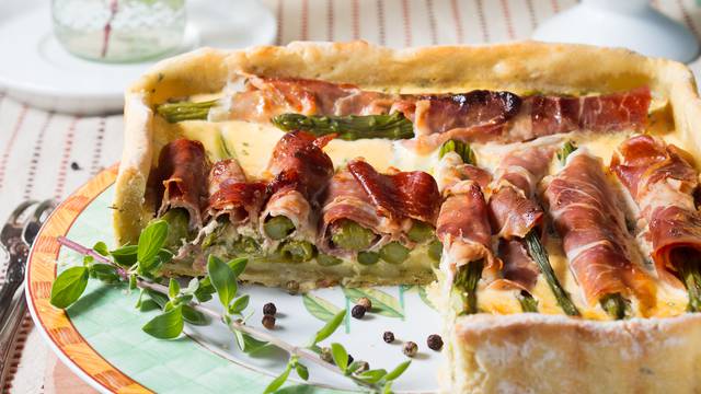 Square quiche with asparagus, ham and marjoram