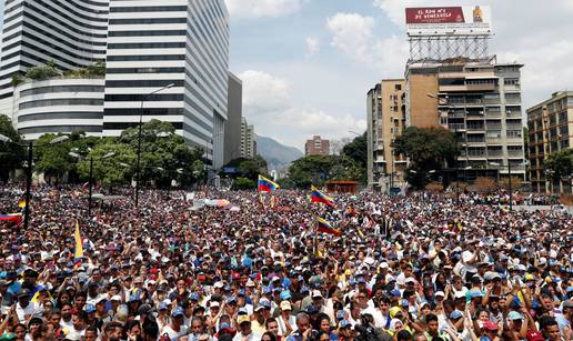 Žele da Maduro odstupi: Tisuće ljudi izašlo na ulice Venezuele