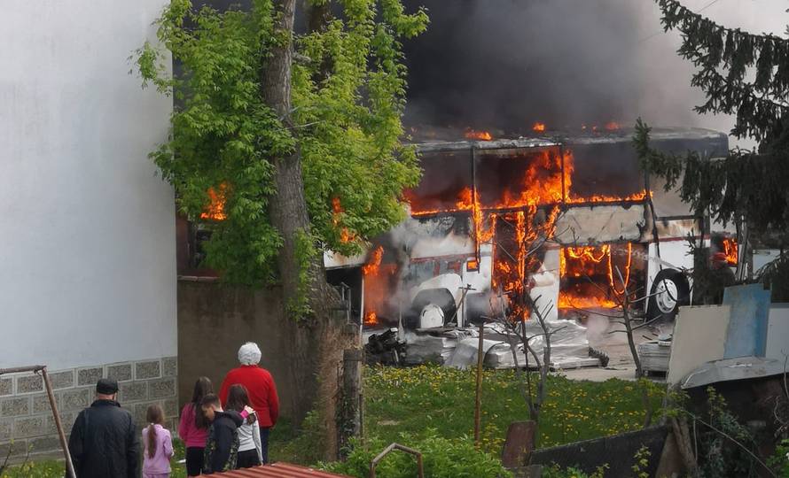 VIDEO Planuo bus u osječkom dvorištu: 'U ulici je puno djece, a vatra je zahvatila i dio kuće'