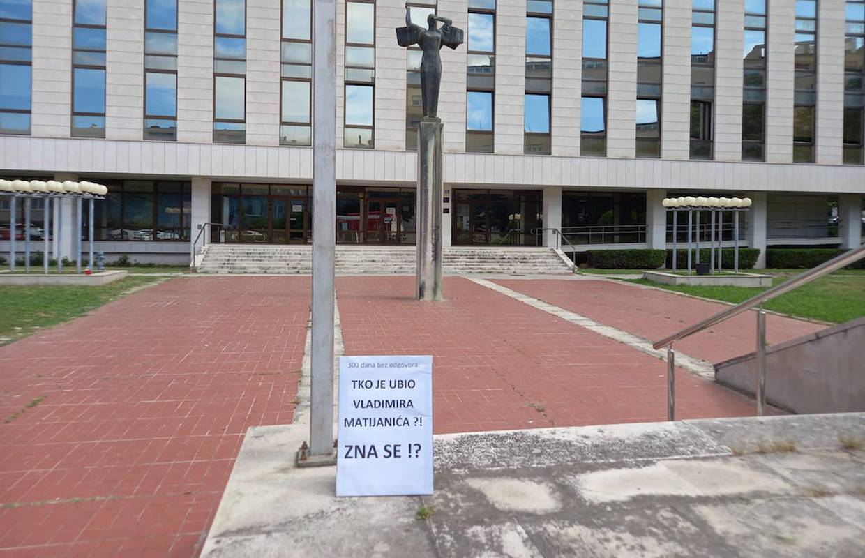 U centru Splitu osvanuli plakati ‘300 dana bez odgovora: Tko je ubio Vladimira Matijanića?!'