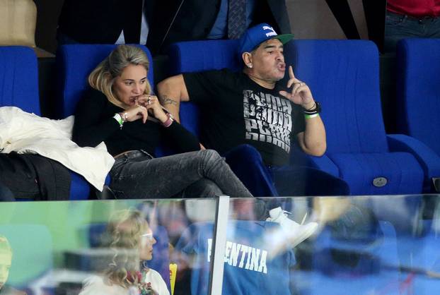 Zagreb: Maradona strastveno navija u društvu djevojke tijekom me?a Hrvatska - Argentina