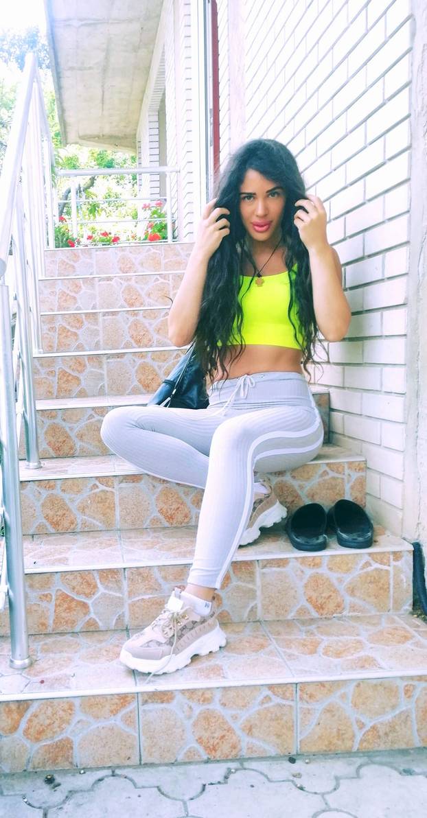 FOTO Djevojka iz Srbije i dalje je hit! Podržava Vučića i 'bježi' od škole. Ovako je izgledala prije