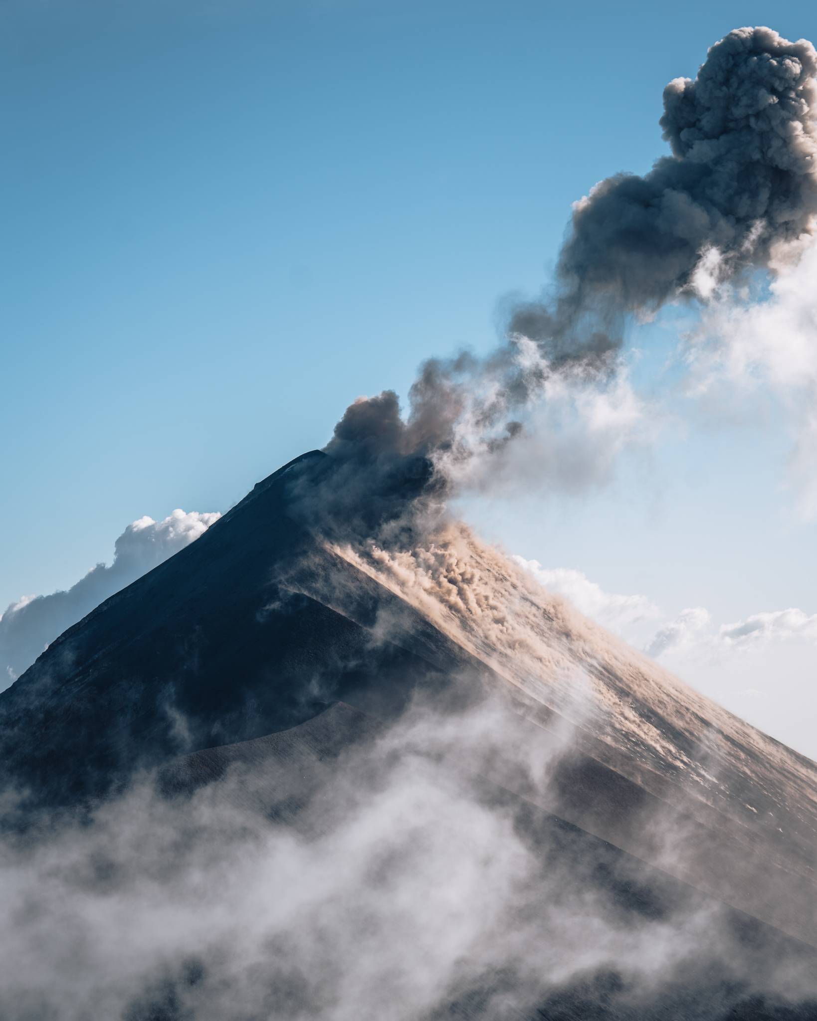 Pogled na vulkan Fuego: Cijelu noć slušali smo igru eksplozija