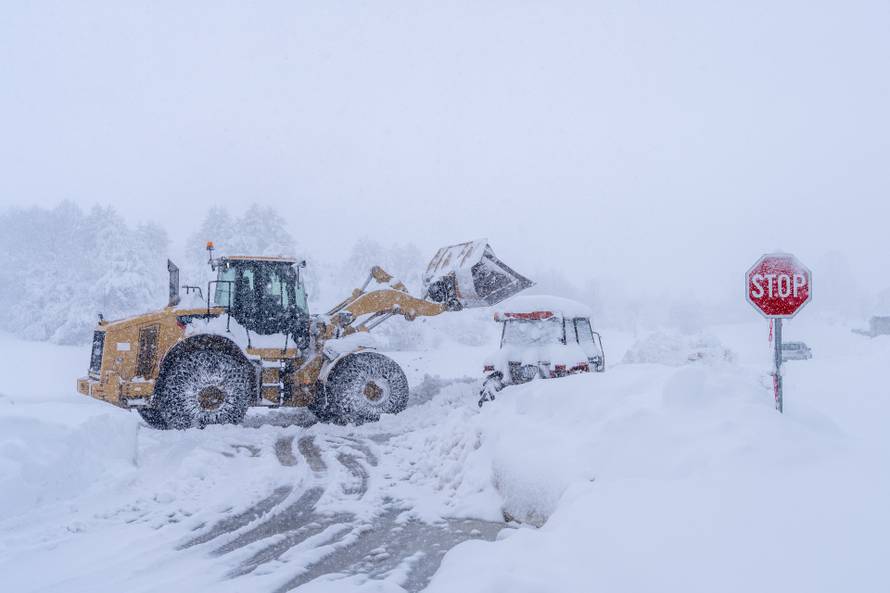 U Vrhovinama i Babinom Potoku palo je oko 50 do 80 cm snijega 