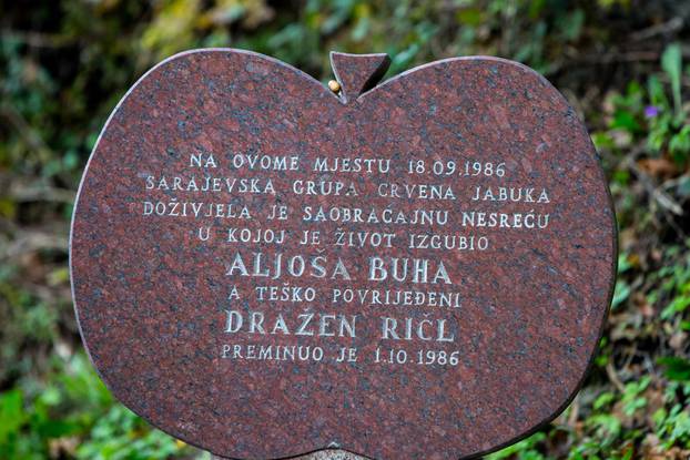 Jablanica: Spomenik članovima Crvene jabuke  koji su poginuli u prometnoj nesreći