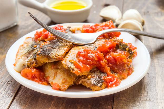 fork over sardine fillets with tomato sauce