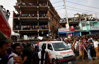 VIDEO Užas u Bangladešu: Ratni zrakoplov srušio se za vrijeme vježbe, najmanje 19 poginulih!