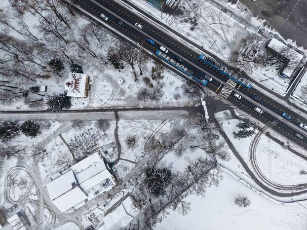 Pogled iz zraka na park Maksimir i njegova jezera tijekom zime