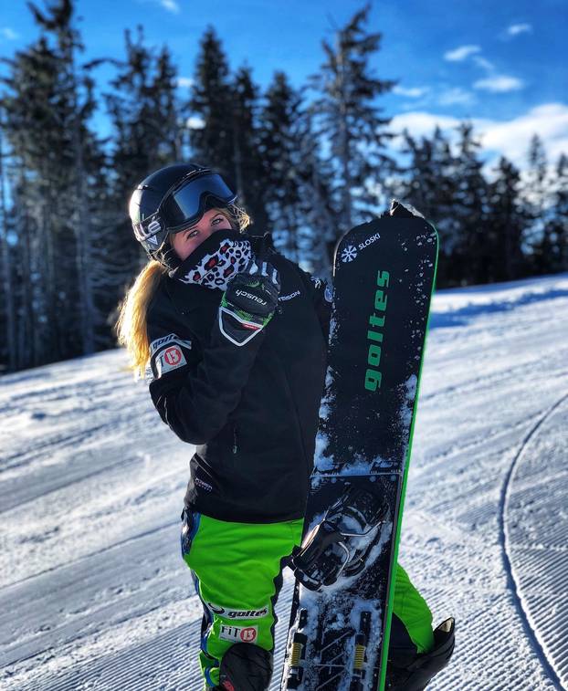 Kakšna punca! Snowboarderica iz Slovenije voli hrvatsko more i snijeg. Ali grudnjake baš i ne...