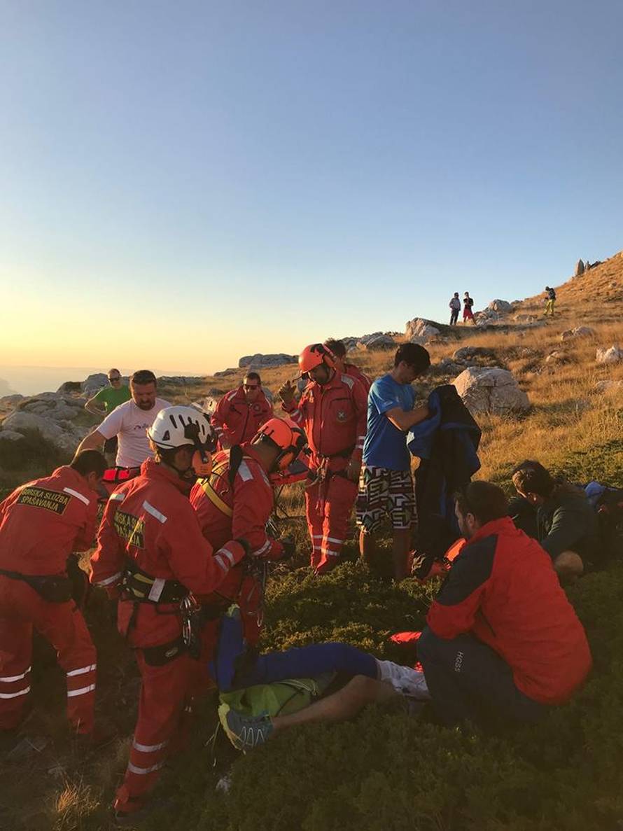 Paraglider u padu na Biokovu slomio nogu: Spasio ga HGSS
