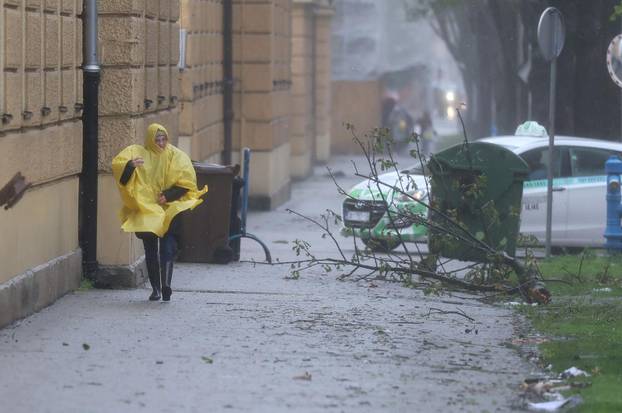 Zagreb:  Olujani vjetar stvara probleme u centru grada 