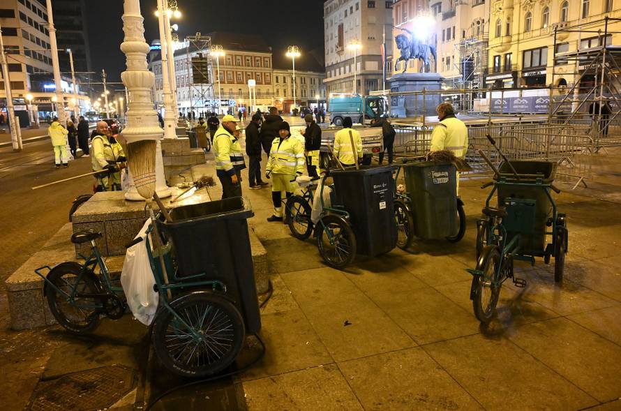 Zagreb: Djelatnici Čistoće čiste trg nakon dočeka rukometaša