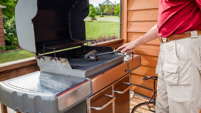Kako očistiti roštilj: Tvrdokorne mrlje lako će očistiti nešto što skoro svi imaju kod kuće