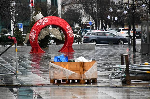 Slavonski Brod: U središtu grada počelo uklanjanje blagdanskih dekoracija i adventskih kućica