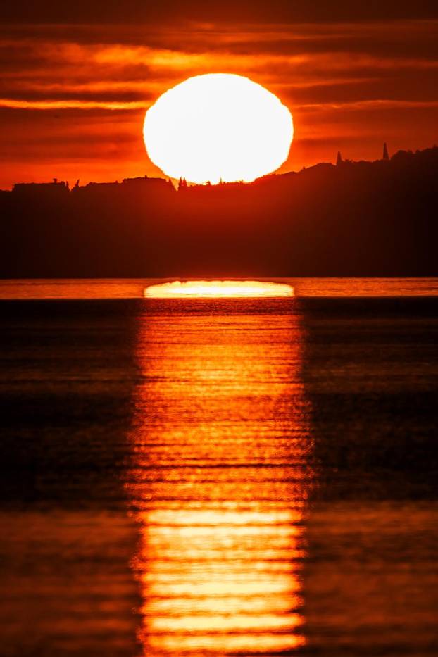 Kaštel Stari: Izlazak Sunca nad Splitom