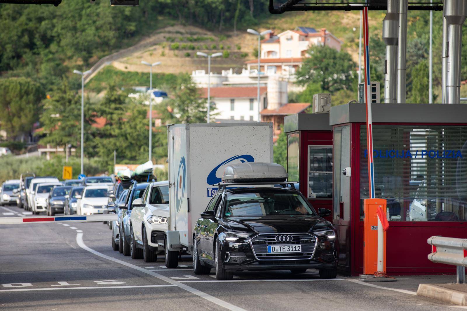 Strani džavljani ulaze u RH na graničnom prijelazu Kaštel