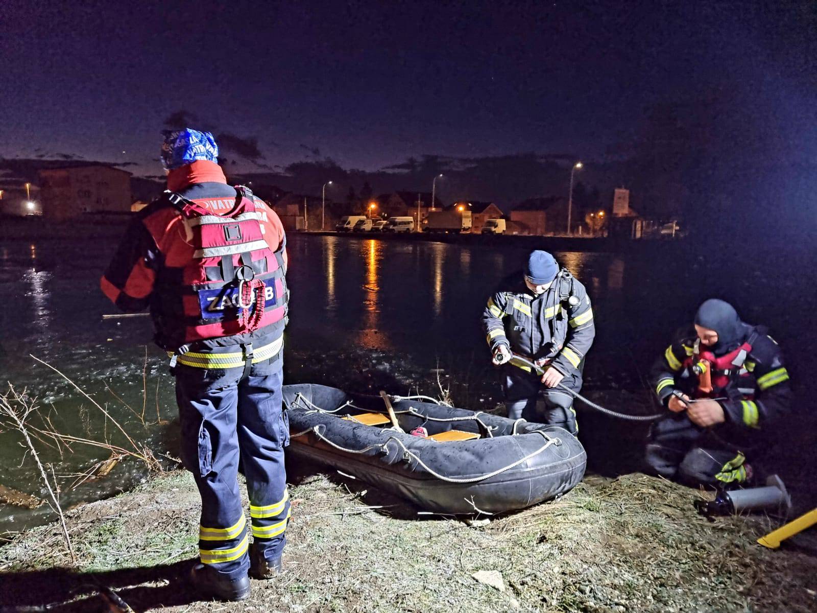 Maksimirsko jezero postalo je dom zaljubljenim labudovima