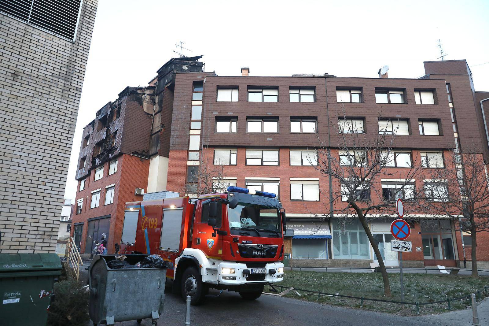 Zagreb: Vatrogasci i dalje osiguravaju požarište u Ulici Jakova Gotovca