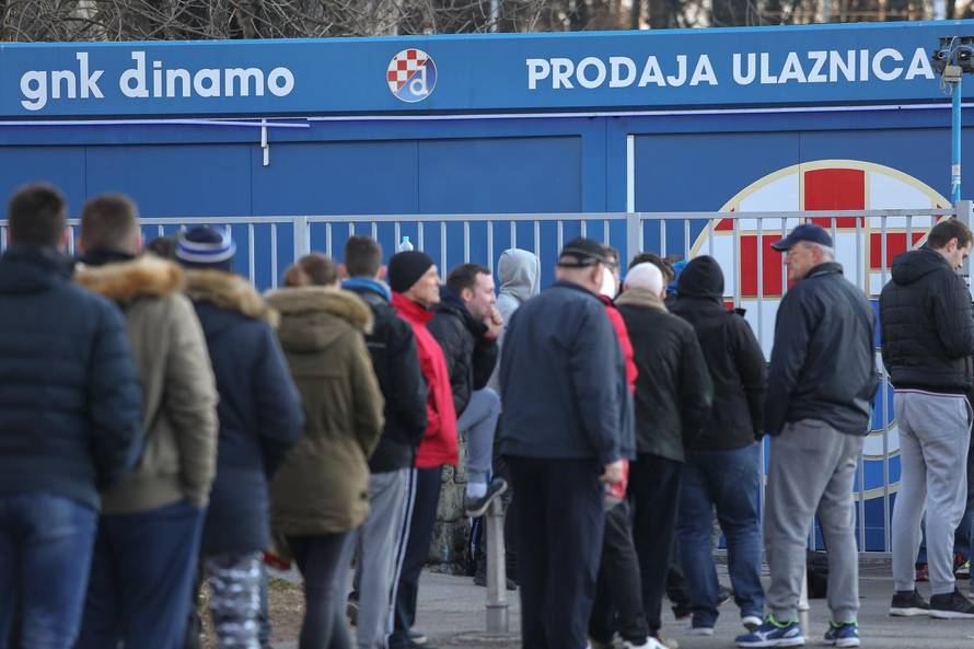 Zagreb: NavijaÄi od ranog jutra Äekaju u redu kako bi kupili kartu za osminu finala Europske lige