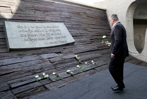 Državni vrh odao počast žrtvama logora u Jasenovcu