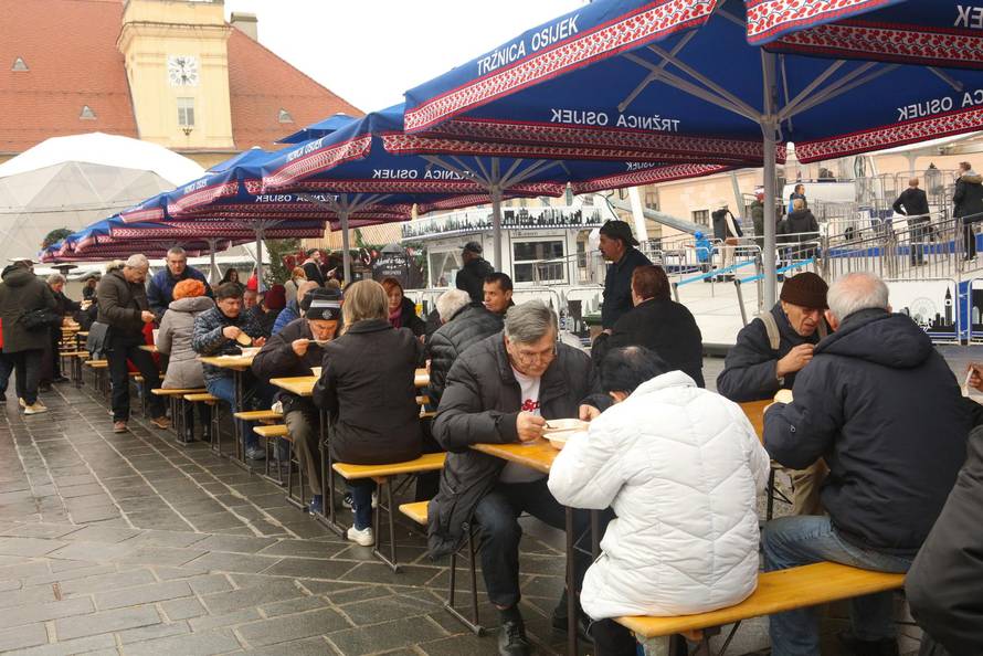 Tradiconalna podjela blagdanskog fiša u osječkoj Tvrđi