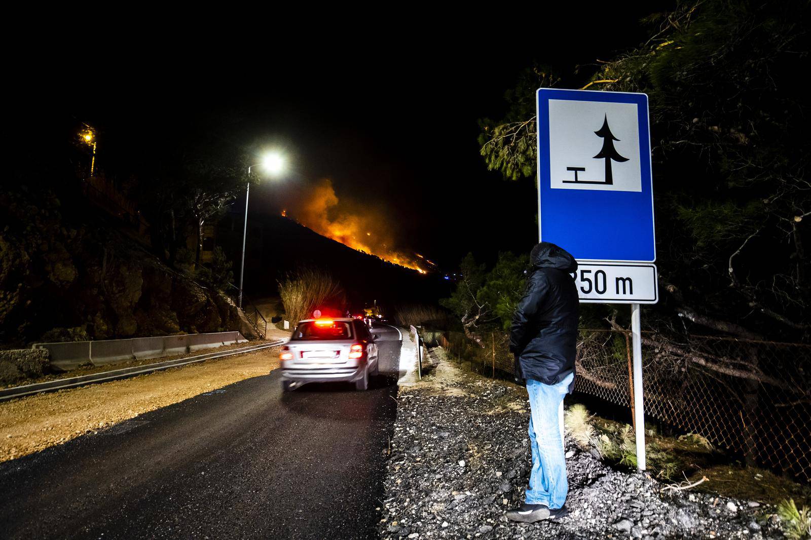 Velik požar planuo je u Lokvi Rogoznici te se širi nošen jakom burom