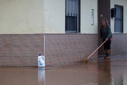 FOTO Katastrofalne poplave u Španjolskoj nakon obilnih kiša i tuče. Najmanje pet ljudi nestalo