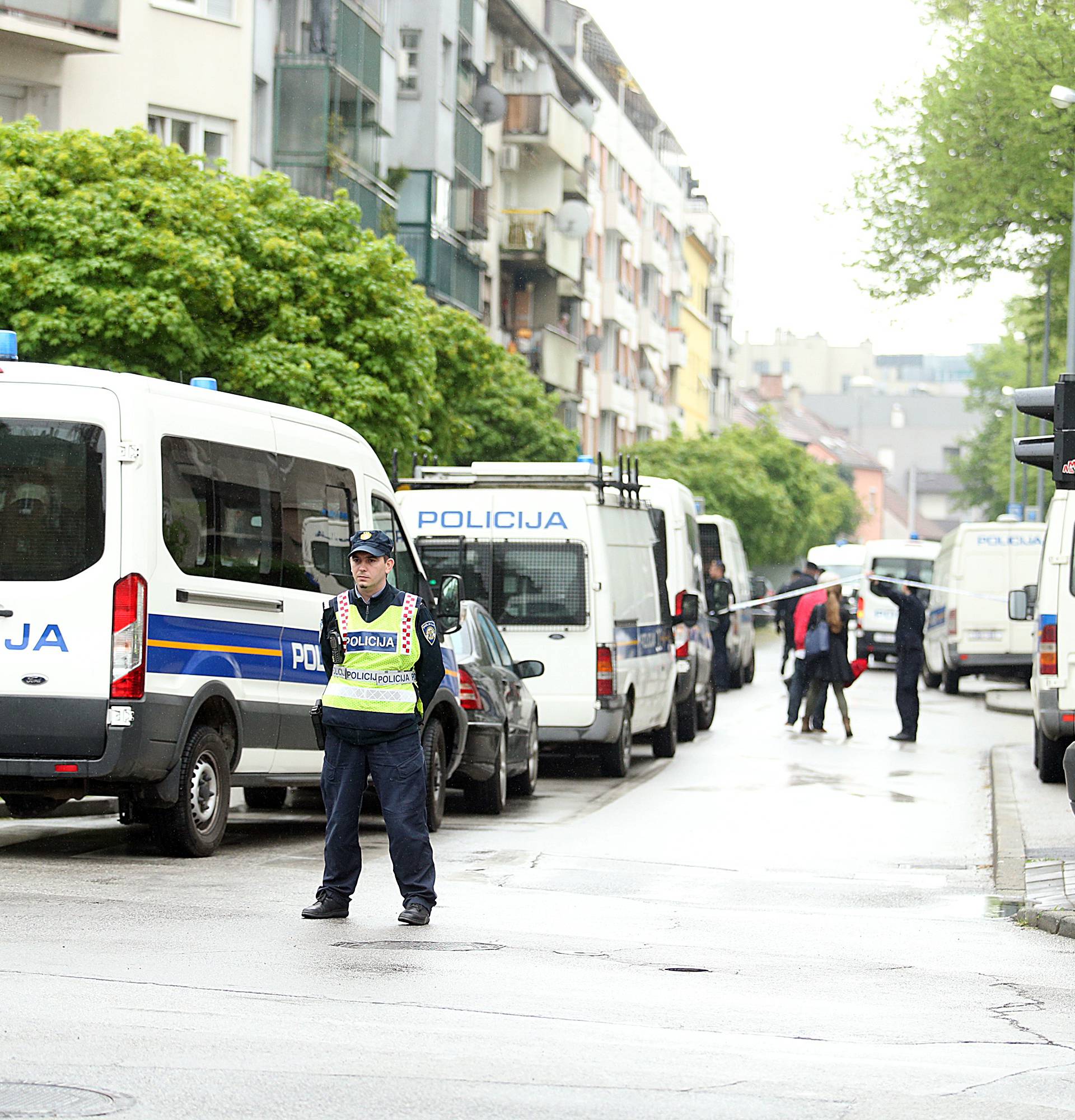 Našli Delije: Sjeli se u kafiće i pečenjaru, a policija ih odvodi