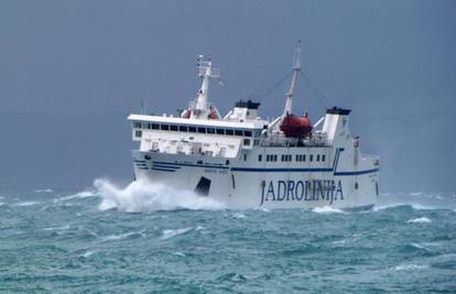 Oštećen pramac: Jadrolinijin brod udario u obalu na Silbi